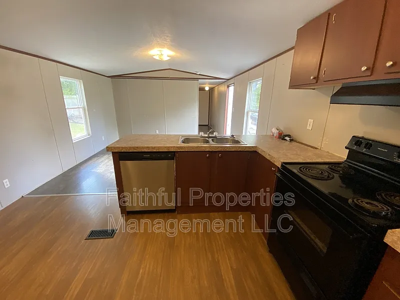 3 bed, 2.0 bath, 924 sqft, $1,195 — Photo 2