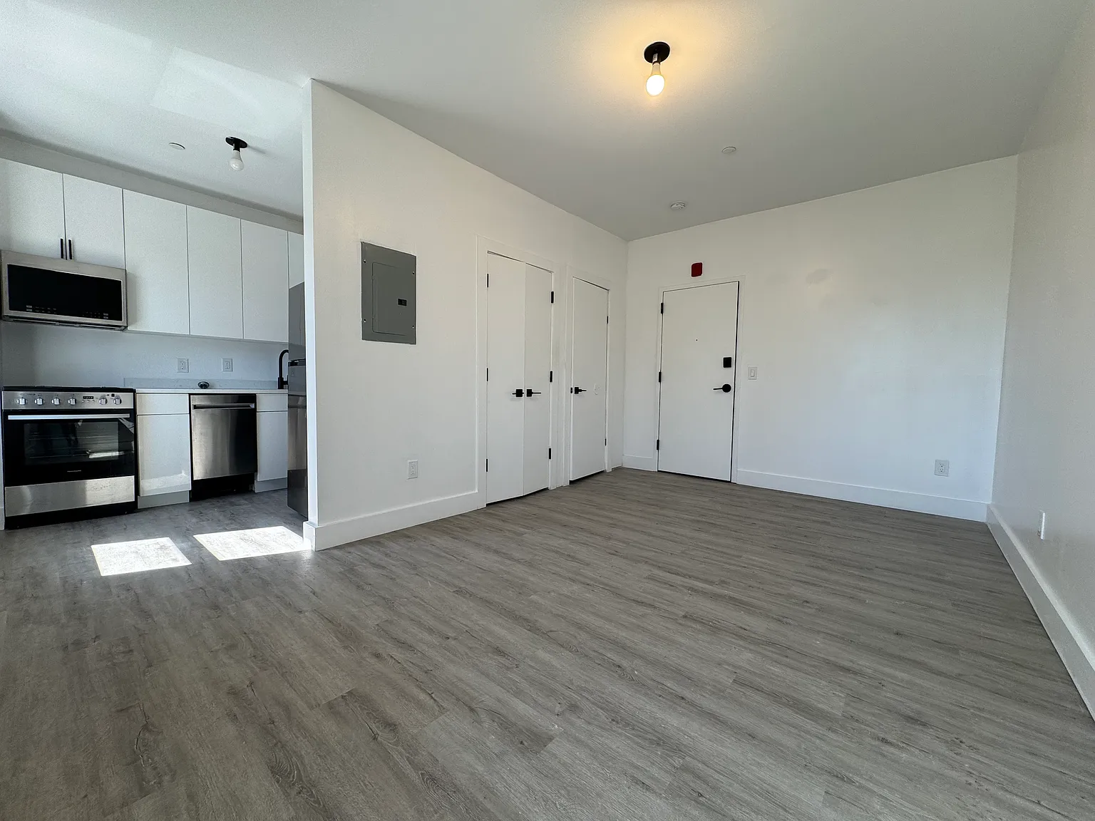 Studio, 440 sqft, $1,295 — Photo 2