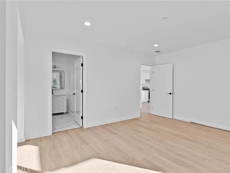 6842 Cedros Ave — Photo 18