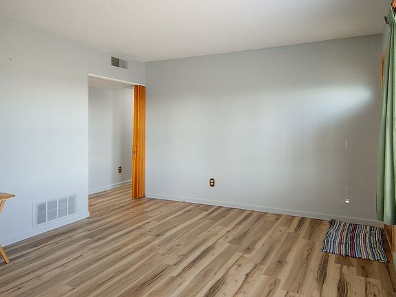 3rd image of 2821 E Yellowstone Dr