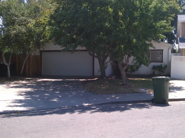 2200 Newbury Cir, Lodi, CA 95240