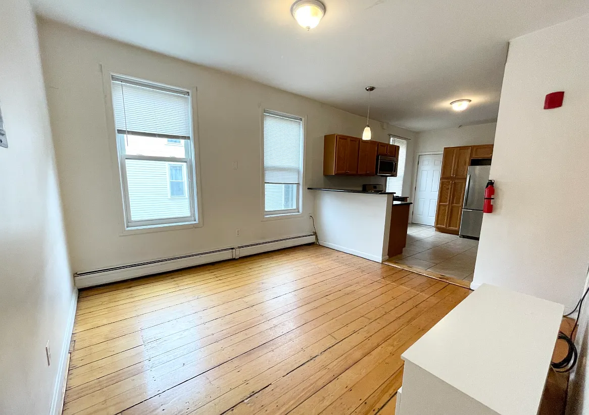 4 bed, 9999 sqft, $4,000 — Photo 4