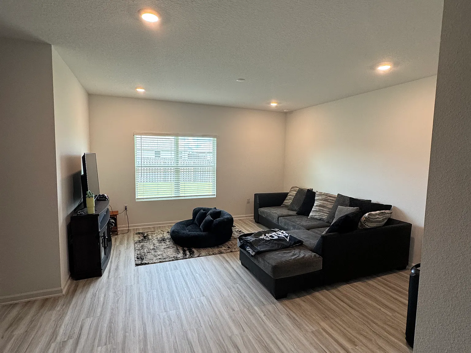 4 bed, 2033 sqft, $2,300 — Photo 3