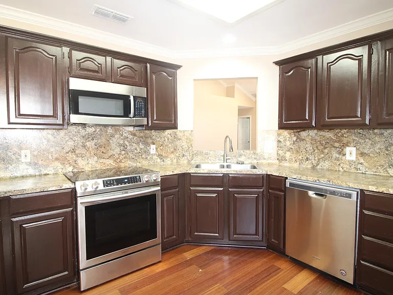 2718 Quebec Dr — Photo 4