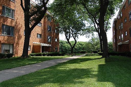 1st image of 1819 W Thome Ave APT N301
