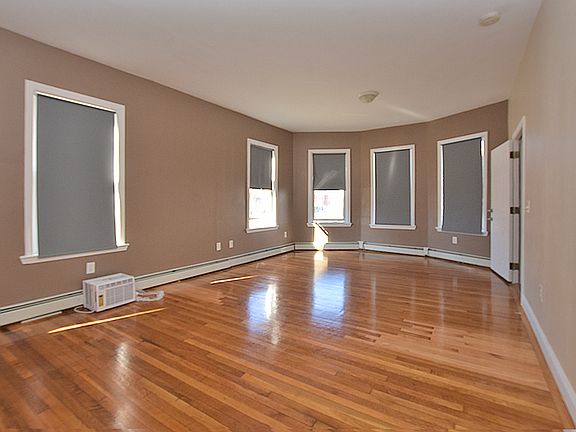 3rd image of 54 Glenham St