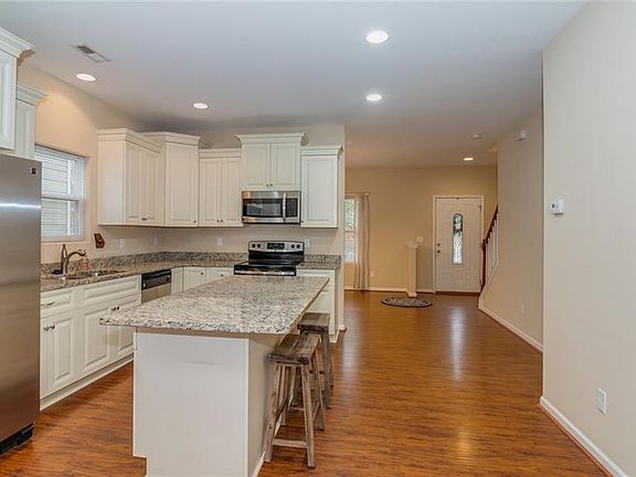 4th image of 3609 Debree Ave