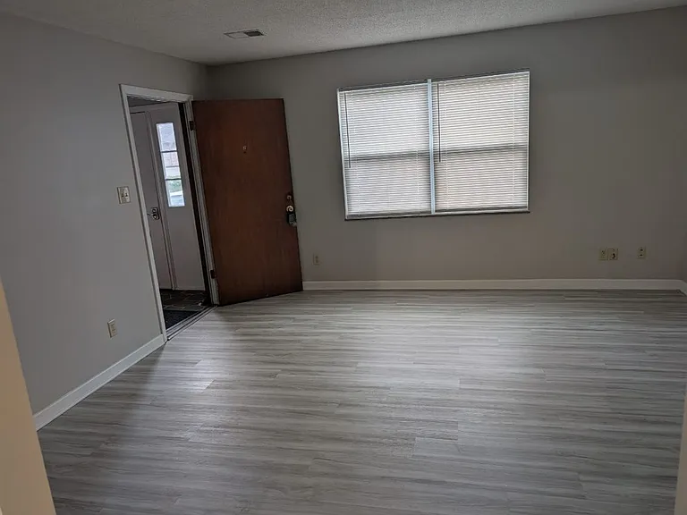 10410 Lovell Center Dr — Photo 2