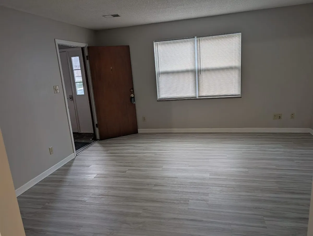 Building Photo - 10410 Lovell Center Dr