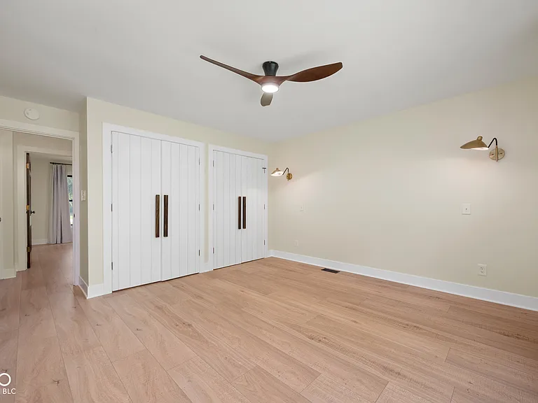 910 Williamsburg Ln — Photo 16