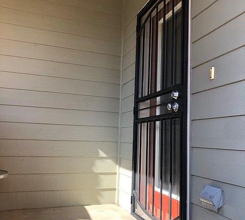 Entrance with double door, steel and wood.