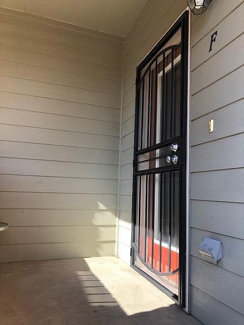 Entrance with double door, steel and wood.
