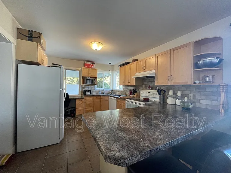 1291A Kelglen Cres — Photo 5