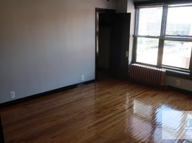 846 W Montrose