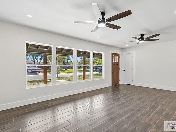 3rd image of 1913 Laurel Dr