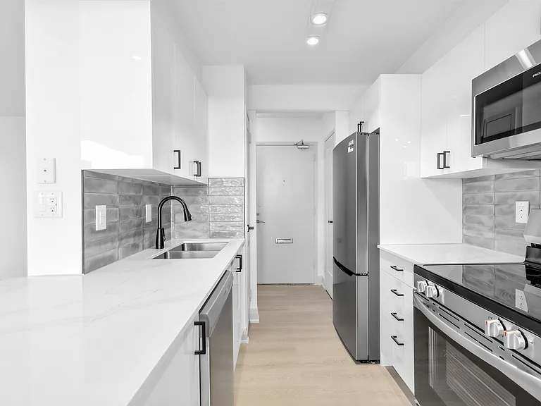 225 Davisville Ave — Photo 31