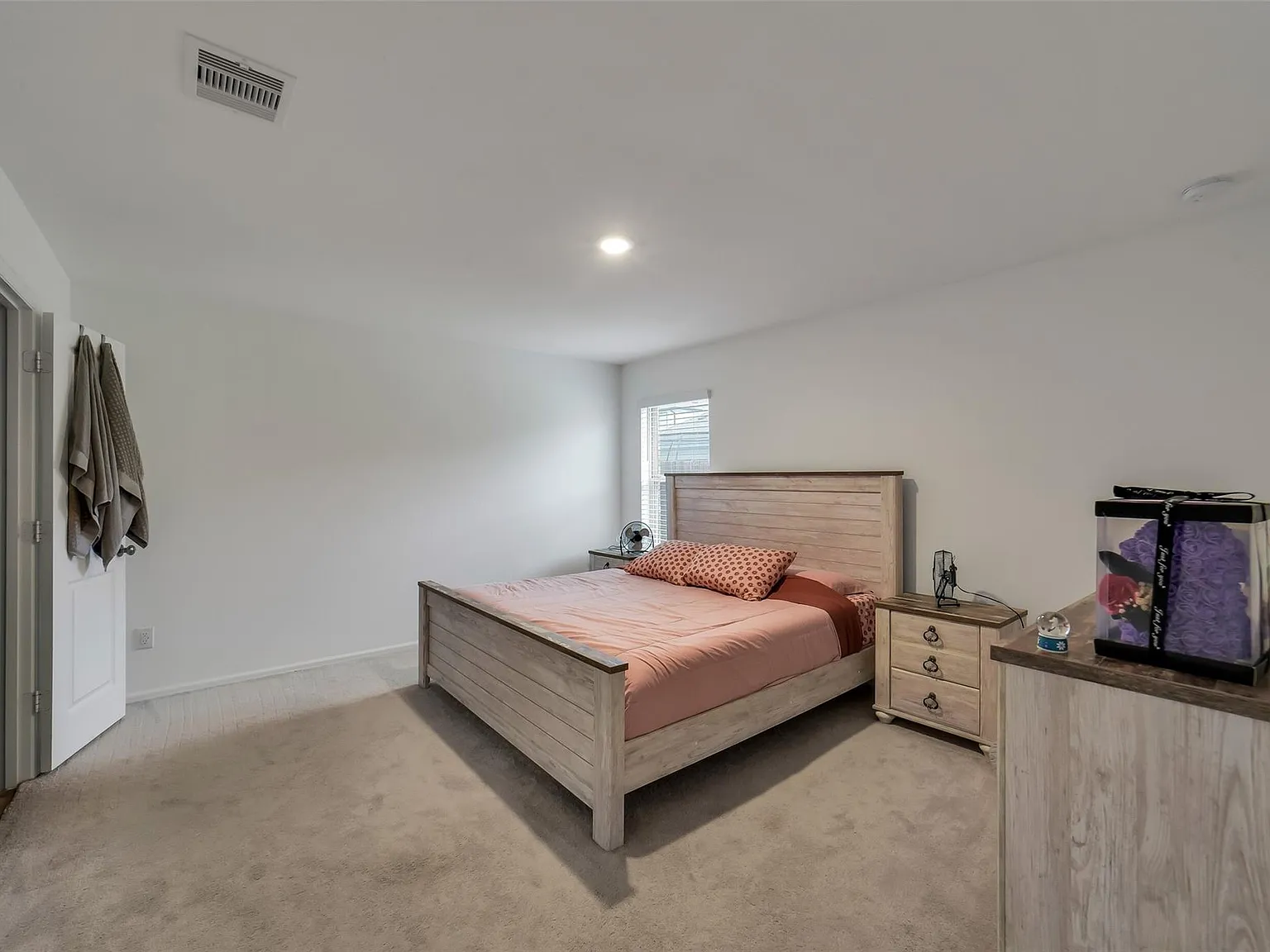 4 bed, 1877 sqft, $2,400 — Photo 4