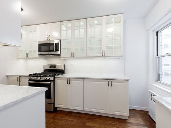 2nd image of 1381 Avenue Of The Amer #4C