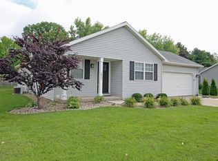 1867 Victoria Ln, Charleston, IL 61920