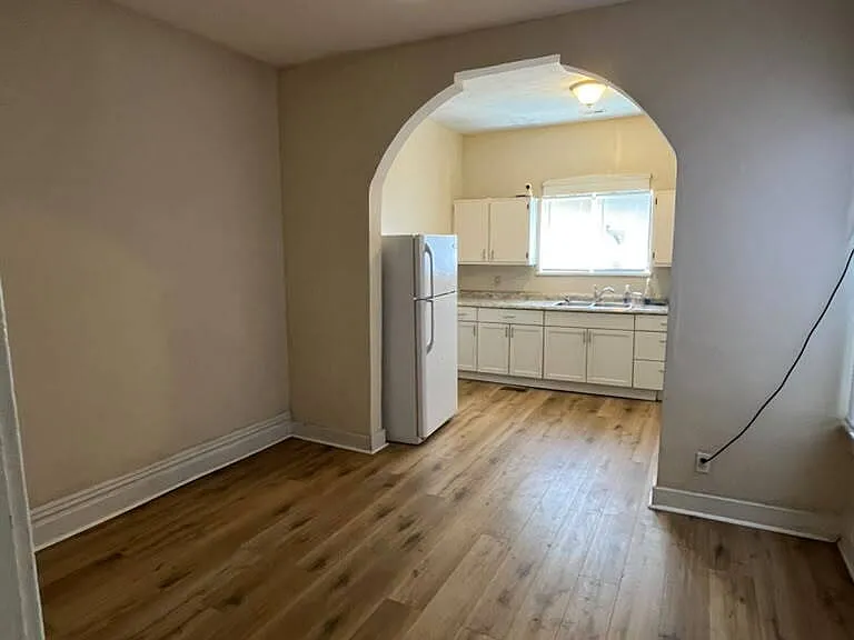114 W Courtois St #1F — Photo 5