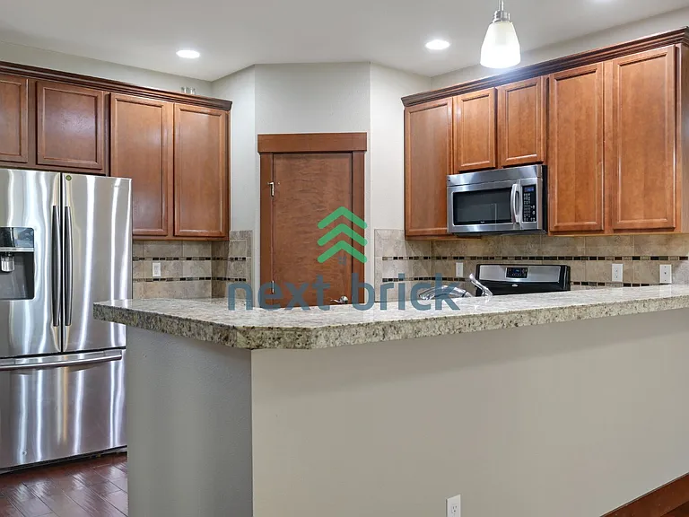 3813 NE 3rd Pl — Photo 7