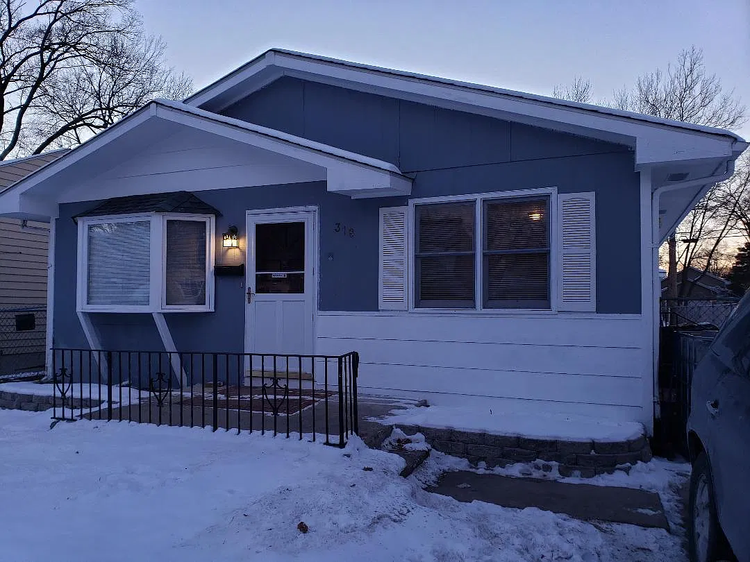 3 bed, 988 sqft, $2,100 — Photo 1