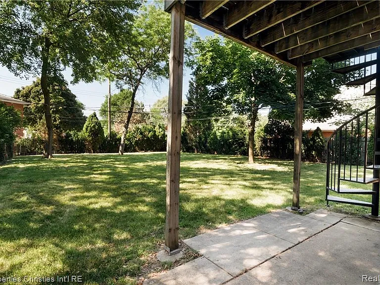 215 Woodsboro Dr — Photo 23