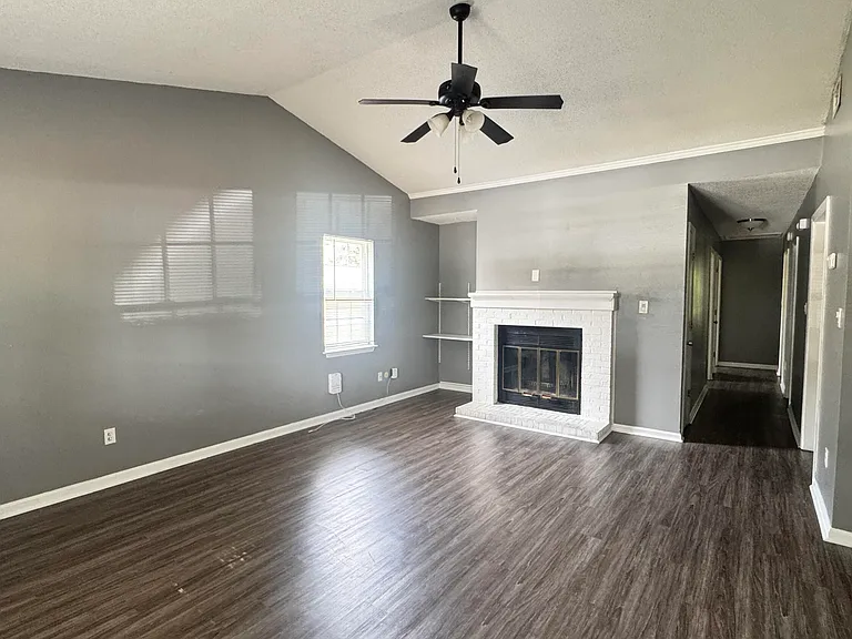 206 Wedgewood Dr — Photo 2