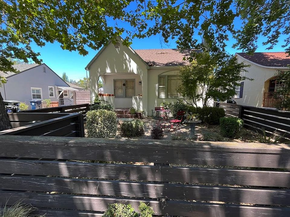 Enclosed front patio / garden