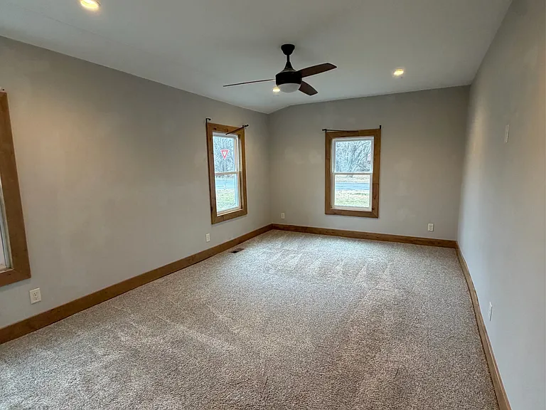 1049 N Main St — Photo 7