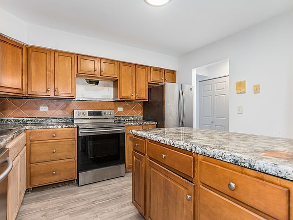 4th image of 555 Monroe Rd