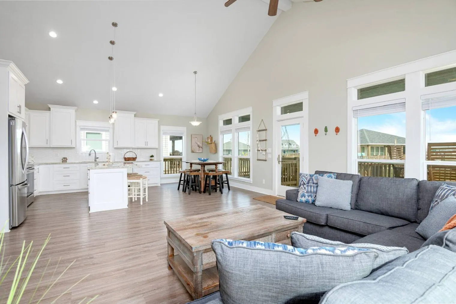 3 bed, 3.0 bath, 1517 sqft, $2,722 — Photo 2