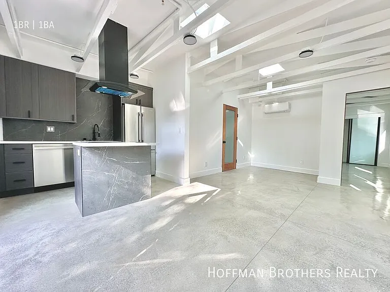 1249 1/4 N Beachwood Dr — Photo 1