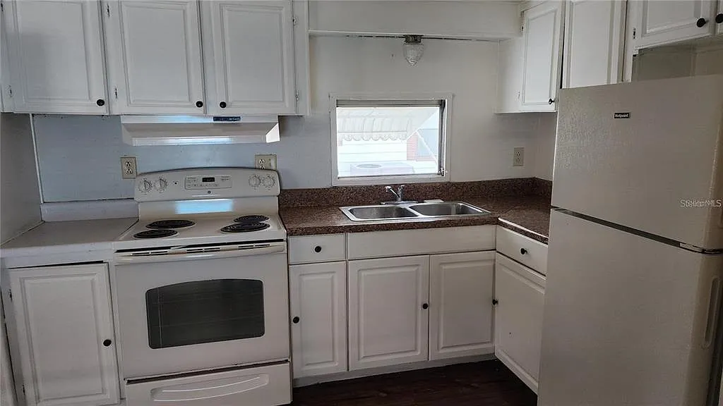 3 bed, 1.0 bath, 672 sqft, $1,200 — Photo 3