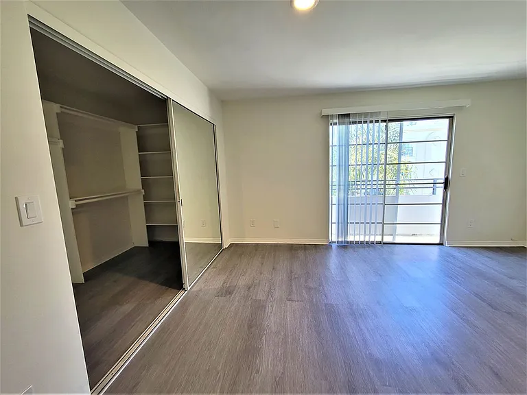 2050 S Bentley Ave — Photo 57
