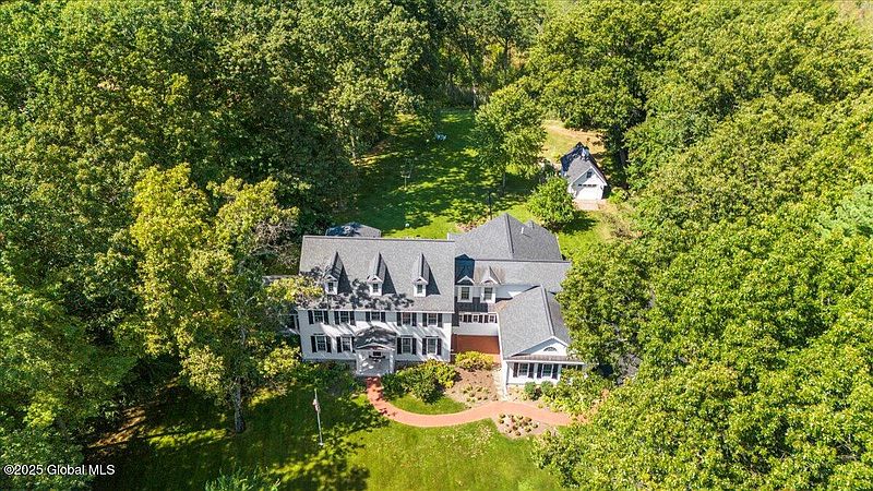 3rd image of 5 Winding Brook Drive