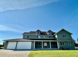 310 7th St SW, Roseau, MN 56751