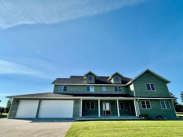 310 7th St SW, Roseau, MN 56751