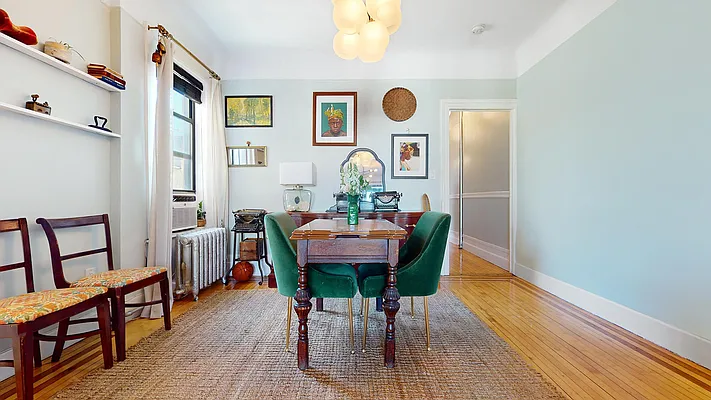 Sold by Bizzarro Agency | media 8