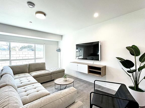 5th image of 1439 W 37th Dr #1