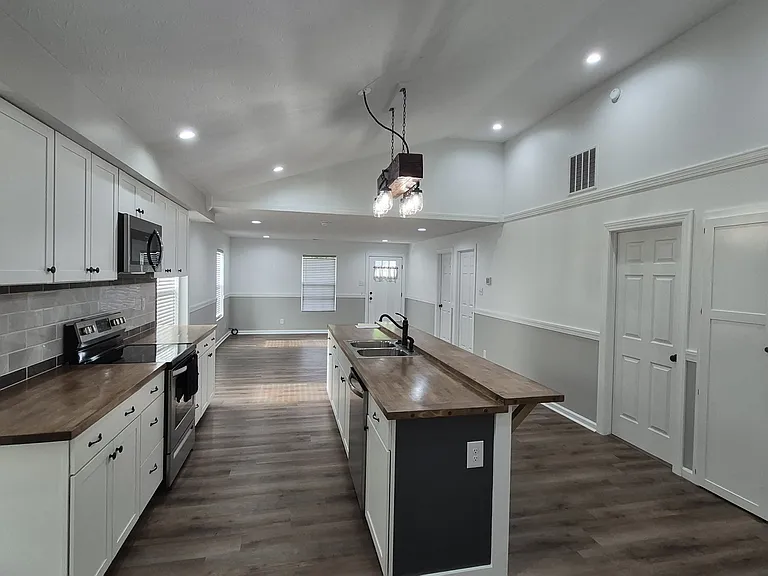 139 E South St — Photo 15