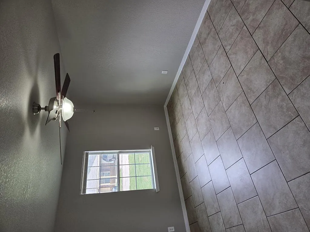 312 Shirley Dr — Photo 4