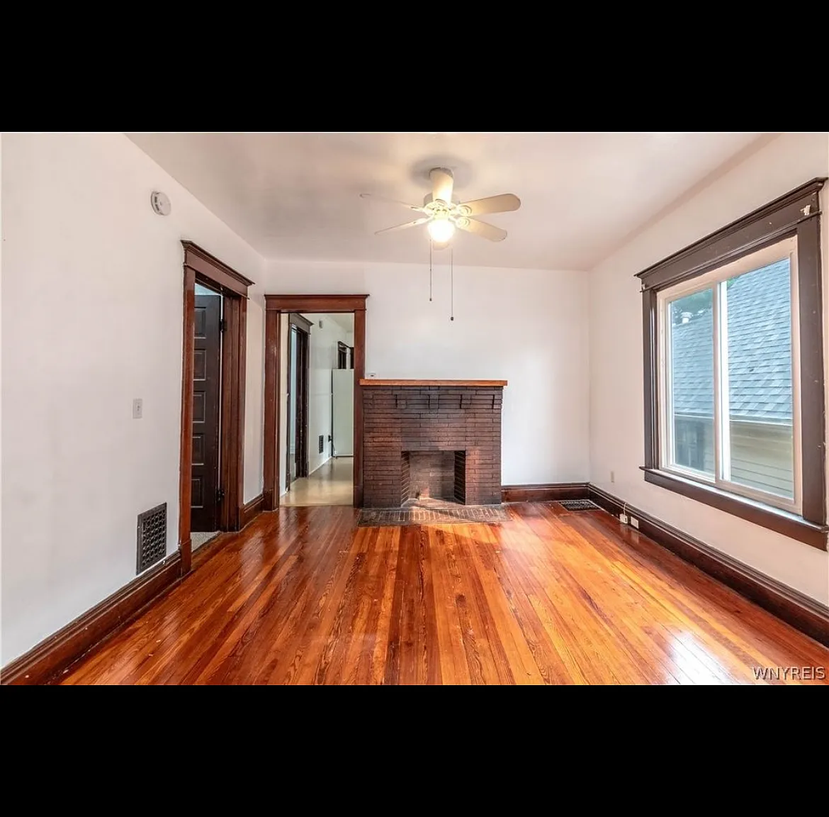 3 bed, 1100 sqft, $1,300 — Photo 2