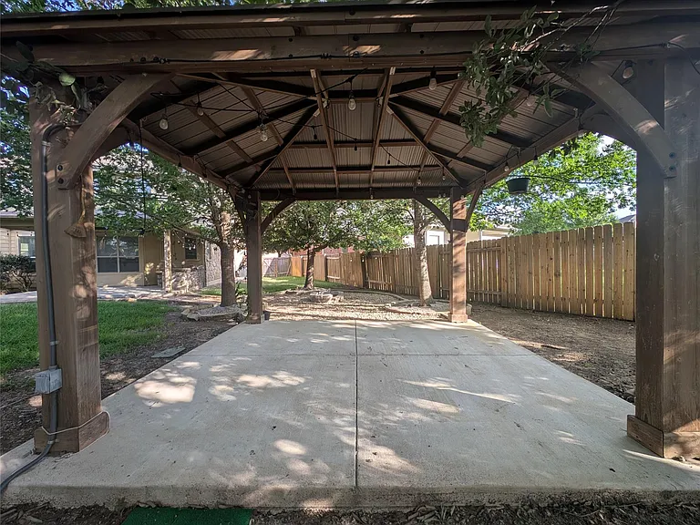 1602 Westmeadow Trl — Photo 29