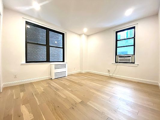 4th image of 160 E 48th St APT 6T