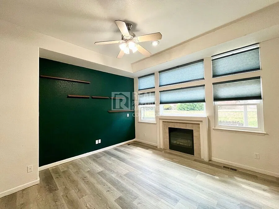 Bright & Spacious 3-Bedroom Townhome in Jasmine Estates — Photo 2