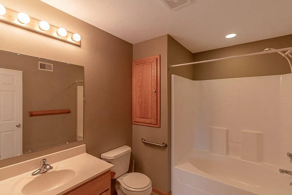 4 bed, 2400 sqft, $2,000 — Photo 3