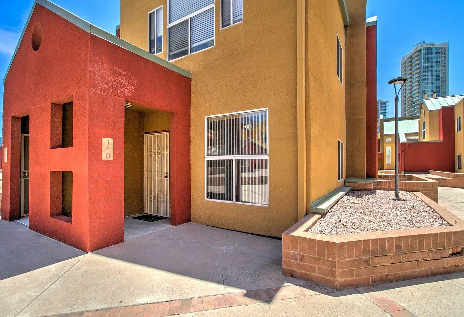 2 bed, 2.0 bath, 1095 sqft, $2,000 — Photo 2