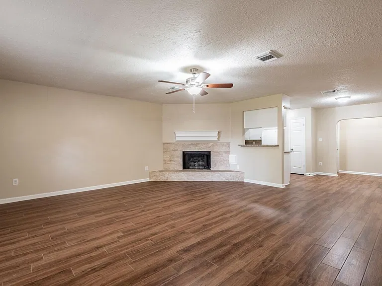 1007 Cascade Creek Dr — Photo 2