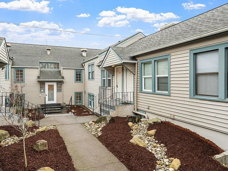 Town Manor Apartments — Photo 12
